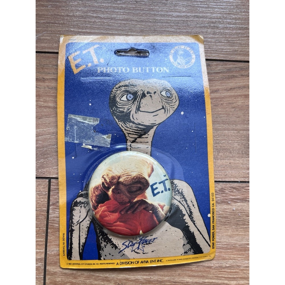1982 E.T. The EXTRA TERRESTRIAL Nice UNOPENED PHOTO BUTTON Vintage PIN Sealed